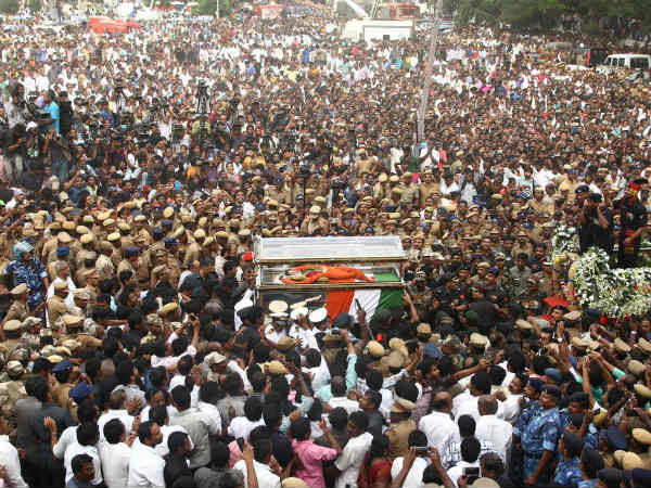 എംജിആര്‍ ശവകുടീരത്തിനടുത്ത് സംസ്‌ക്കരിച്ചു