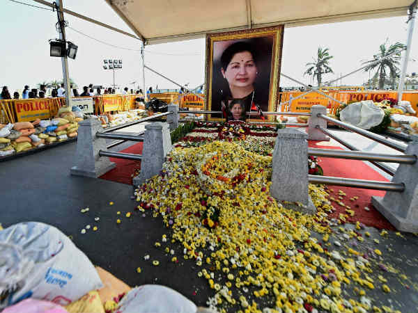 മറീന ബീച്ചിലെ ശവകുടീരം