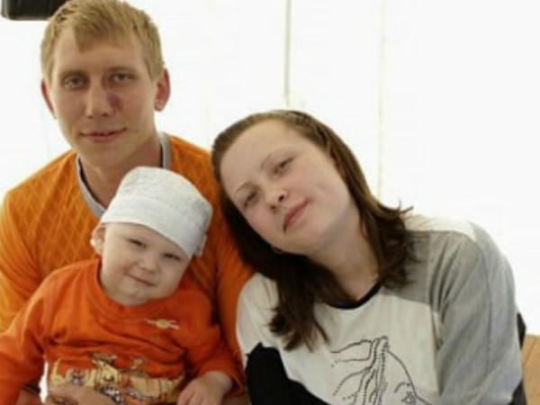 അവരെ തനിച്ചാക്കി റോസ്‌ലിന്‍ മടങ്ങി