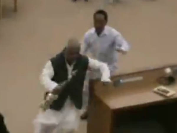 പുറത്തേക്ക് ഓടി പുറത്തേക്ക് ഓടി