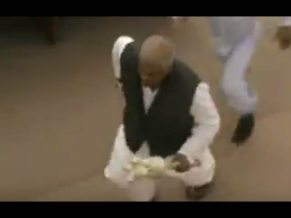 രക്ഷയില്ല, ഓടി തോല്പ്പിച്ച് എംഎല്എ രക്ഷയില്ല, ഓടി തോല്പ്പിച്ച് എംഎല്എ