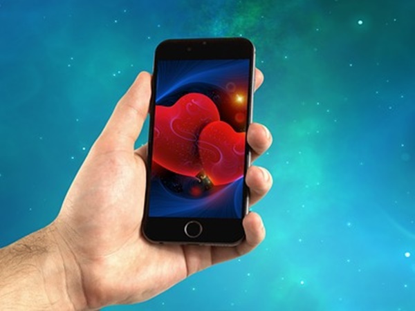 മുഴുവന്‍ ശ്രദ്ധയും ഫോണില്‍