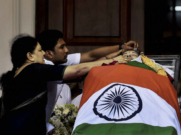  രാഷ്ട്രീയ നിരീക്ഷകര്‍ പറയുന്നു