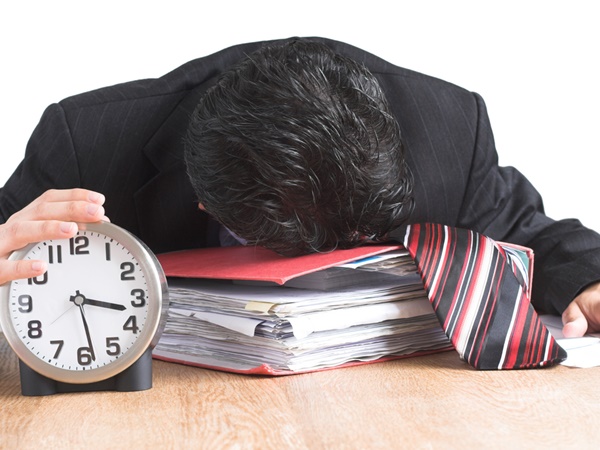 തലയിണ മുറുകെ കെട്ടിപ്പിടിക്കുന്ന ആണുങ്ങള്‍