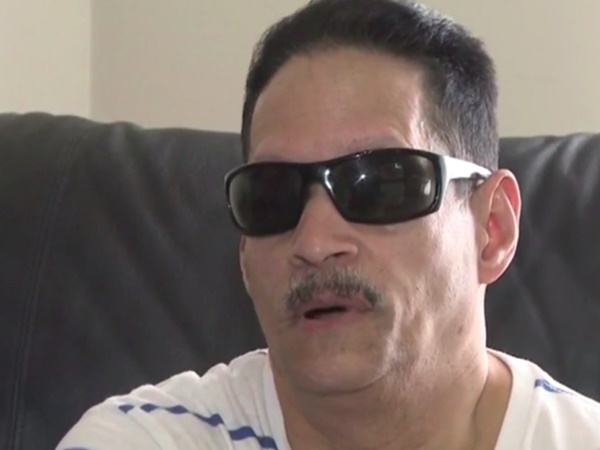 കറുത്ത കണ്ണട വെച്ചിരിക്കും