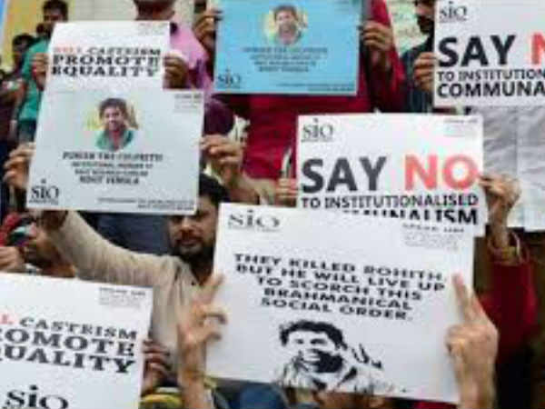 അവാര്‍ഡിനെതിരെ വിദ്യാർത്ഥികൾ