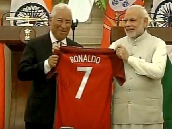 നല്കിയത് സിആര് 7 ജഴ്സി നല്കിയത് സിആര് 7 ജഴ്സി