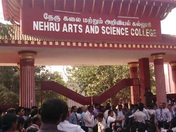 പ്രതിഷേധവുമായി വിദ്യാർത്ഥികളും മാനേജ്മെന്റും