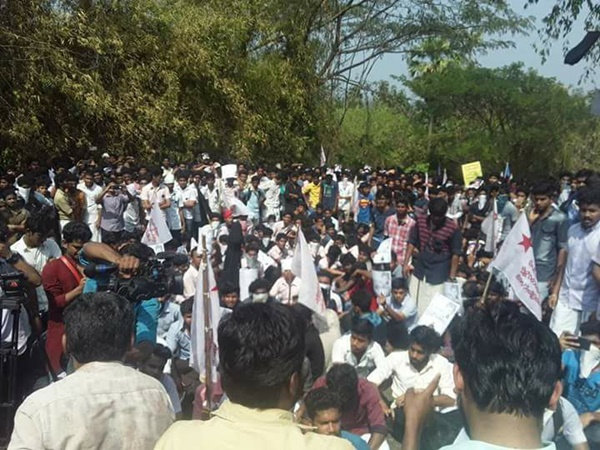 അസാധാരണമായി ഒന്നുമില്ലേ? അസാധാരണമായി ഒന്നുമില്ലേ?