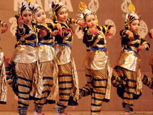 ആദ്യ സംഘം