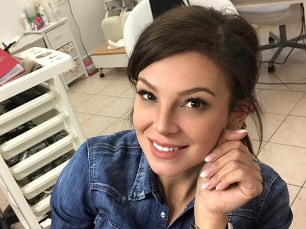 മുറിയിലേക്ക് ക്ഷണിച്ചു