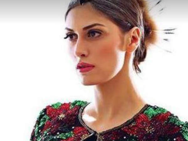 പിടിവിടാതെ പിറകേ കൂടി