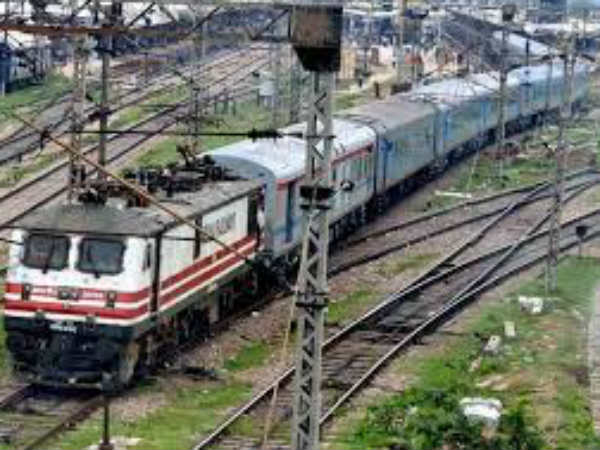 ഷാരൂഖെത്തിയത് ആഗസ്റ്റ് ക്രാന്തി രാജധാനിയില്‍