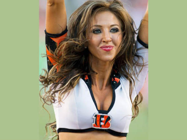 ചിയര്‍ ലീഡര്‍ കം അധ്യാപിക