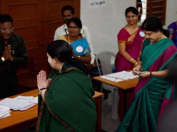 പോയസ് ഗാര്‍ഡനിലെ വീട്ടമ്മയോ, ഗൃഹനാഥയോ?