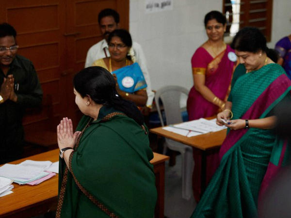 എപ്പോഴും കൂടെയുണ്ടായിരുന്നത് ശശികല എപ്പോഴും കൂടെയുണ്ടായിരുന്നത് ശശികല