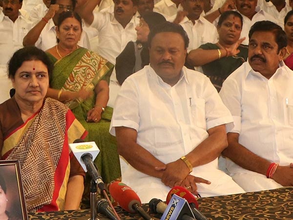 പനീർശെൽവം പുറത്ത്