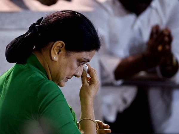 ആദ്യരാത്രി ഉറങ്ങിയത് തറയില്‍