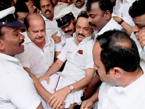  പ്രതിരോധിക്കാന്‍ പളനിസ്വാമി