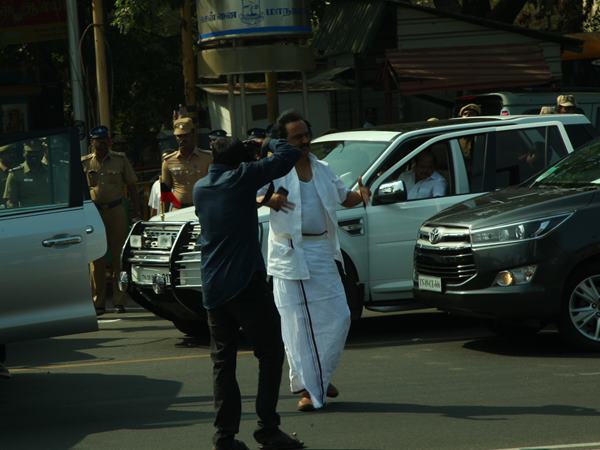 അറസ്റ്റ് ചെയ്ത് നീക്കി 
