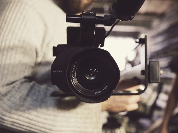 പീഡനത്തിന്റെ വീഡിയോ പകര്ത്തി പീഡനത്തിന്റെ വീഡിയോ പകര്ത്തി