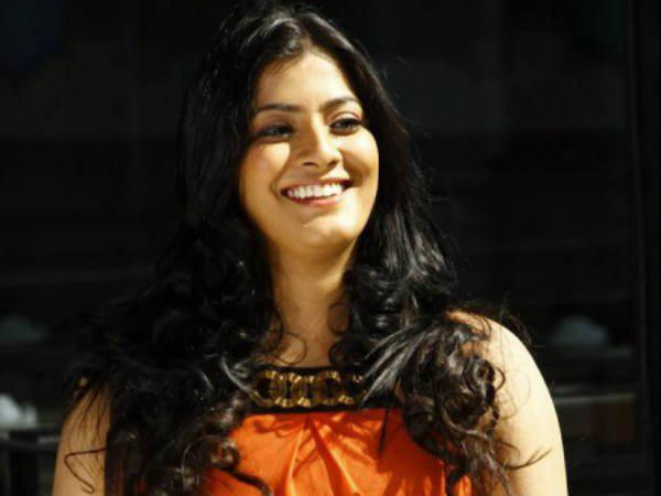 സ്ത്രീയാണ്, മാംസമല്ല