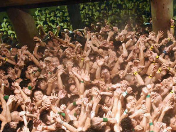 തണുപ്പത്ത് നഗ്നരായി