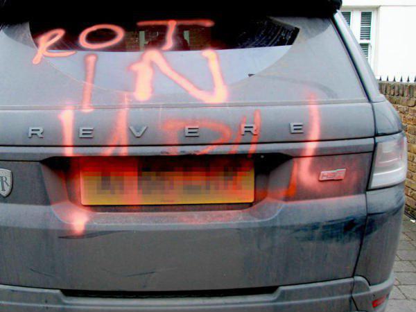  കാറില്‍ പെയിന്റ് അടിച്ചു