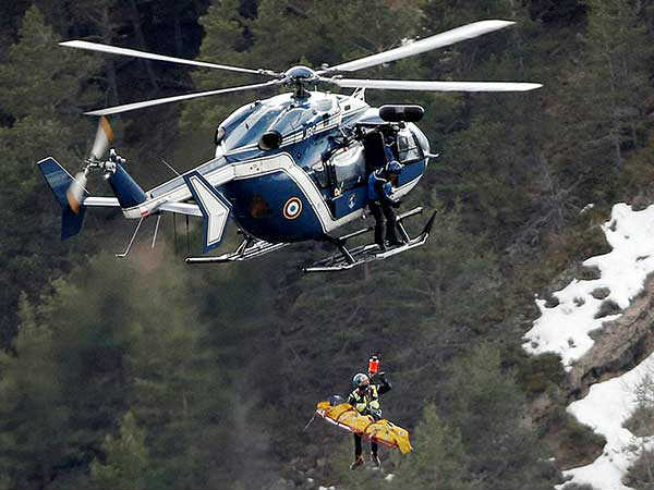 വിമാനം ഹൈവേയില്‍ ഇറക്കി