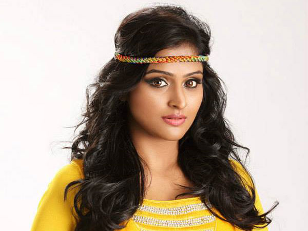 മുക്തയായി വരുന്നു
