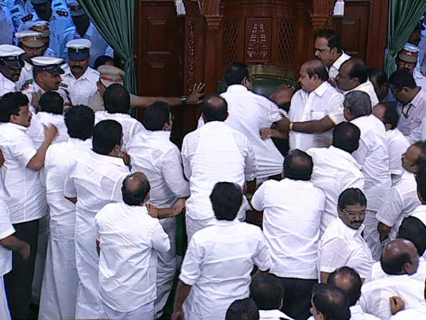 ഡിഎംകെ അംഗങ്ങളെ പുറത്താക്കി