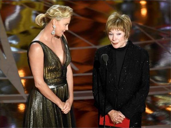 അവാര്‍ഡ് നല്‍കുമ്പോള്‍ 