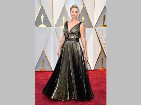 ഷാര്‍ലിസിന്റെ വേഷം