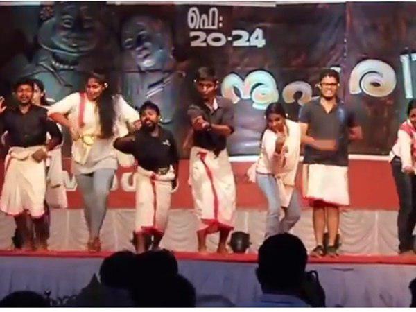 കളിക്കാരെത്തി...