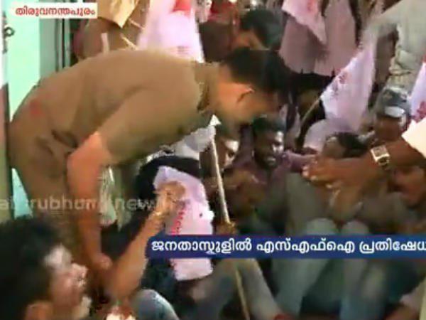 ചാനല്‍ സംഘത്തെയും ആക്രമിച്ചു