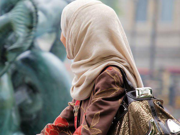 തട്ടമിട്ടതിന് തടഞ്ഞു