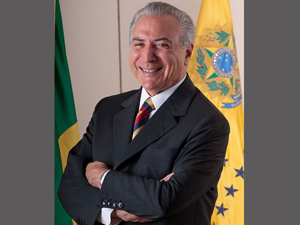 അസാധാരണമായ ചിലത് അസാധാരണമായ ചിലത്