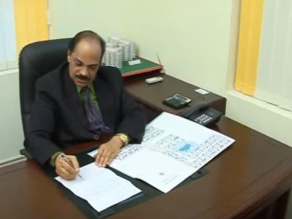 ഒരു ബാങ്ക് ഉദ്യോഗസ്ഥനായി തുടങ്ങി