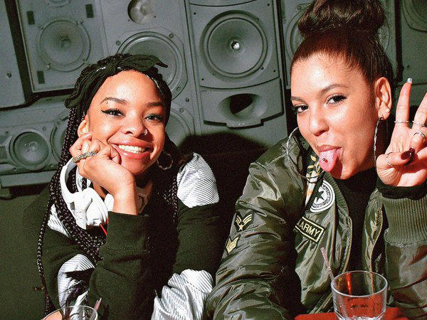 വയറ്റത്ത് കുത്തിപ്പിടിച്ചു