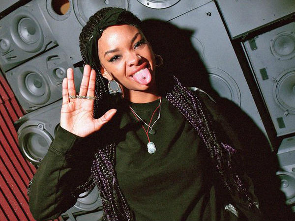  കാലില്‍ ചവിട്ടി, മാന്തിപ്പൊളിച്ചു