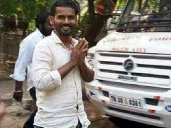 റോഡില്‍, വെട്ടിക്കൊലപ്പെടുത്തി...