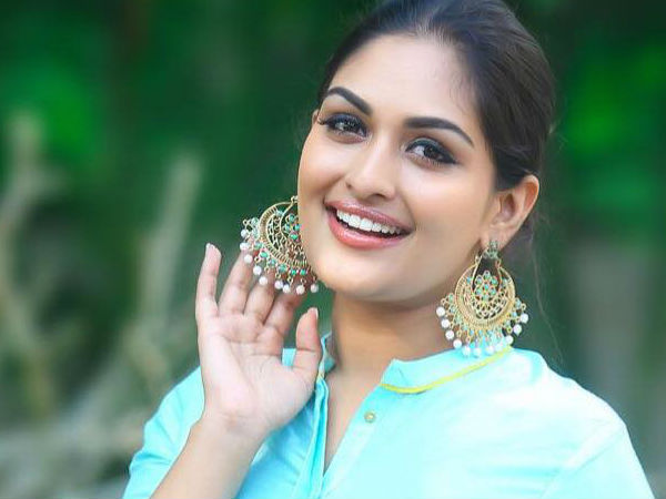 കൈയില്‍പ്പിടിച്ചു