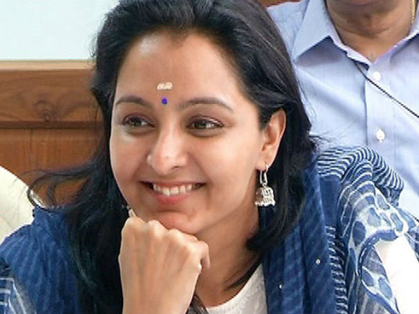 മഞ്ജുവിന്റെ ക്യൂൻസ് ഇം​ഗ്ലീഷ്