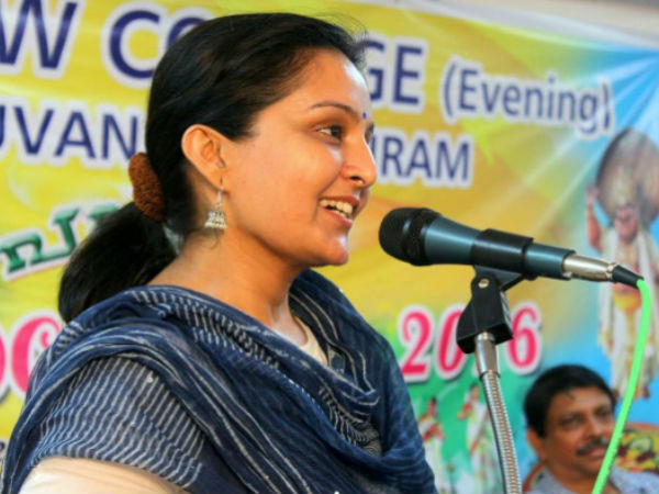 മുഴച്ചുനില്‍ക്കുന്ന മഞ്ജു വാര്യര്‍