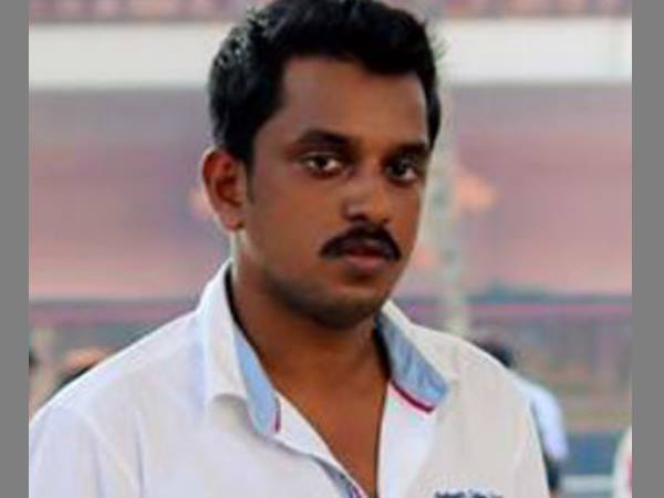 ഒളിഞ്ഞു നോക്കുന്നവനെ വേണം തല്ലാൻ