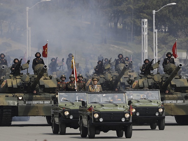 എന്തിന് ഇത്രയധികം ആയുധങ്ങള്‍