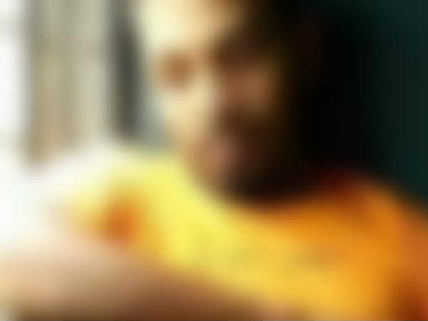 പെൺകുട്ടി തനിച്ച്