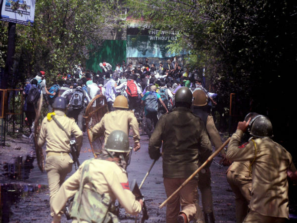  വിദ്യാര്‍ത്ഥികള്‍ കല്ലെടുക്കുമ്പോള്‍ 