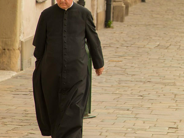 പുരോഹിതരുടെ മണവാട്ടികൾ