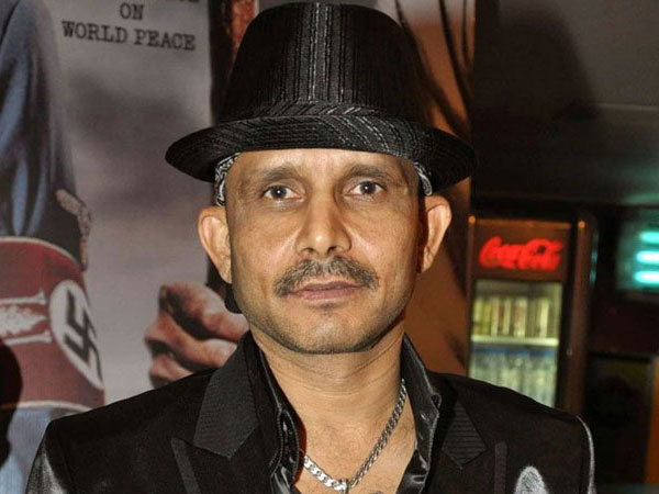 അര ട്രൗസറും ഇട്ട് ...